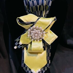 Chic Lime and Navy Women's Brooch Tie